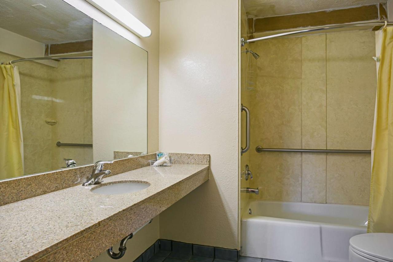 | Bay Side Inn & Suites