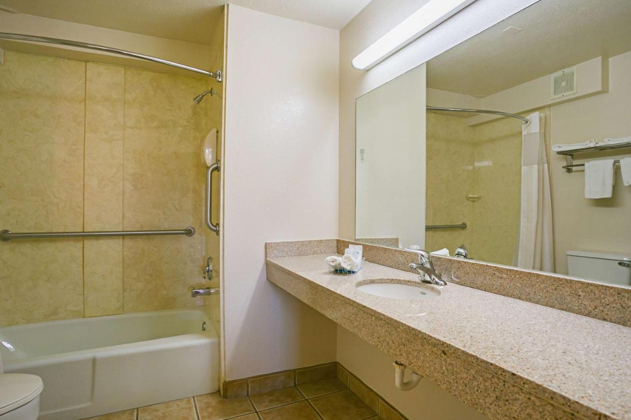 | Bay Side Inn & Suites