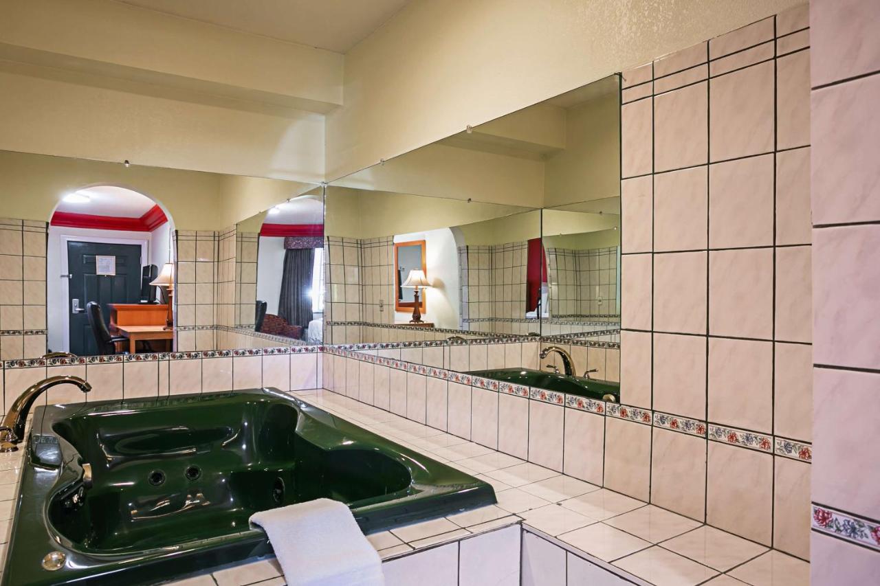 | Bay Side Inn & Suites