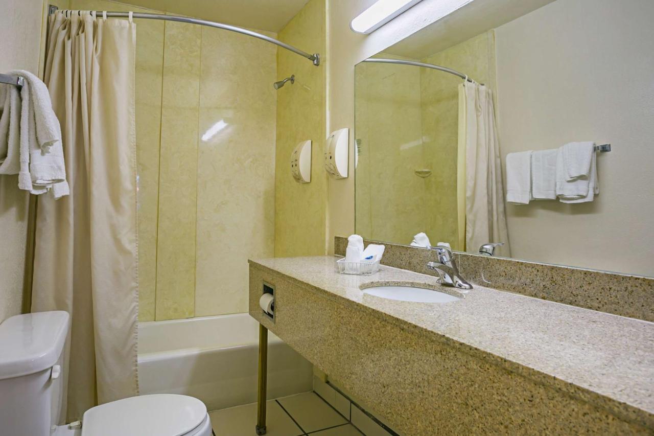 | Bay Side Inn & Suites