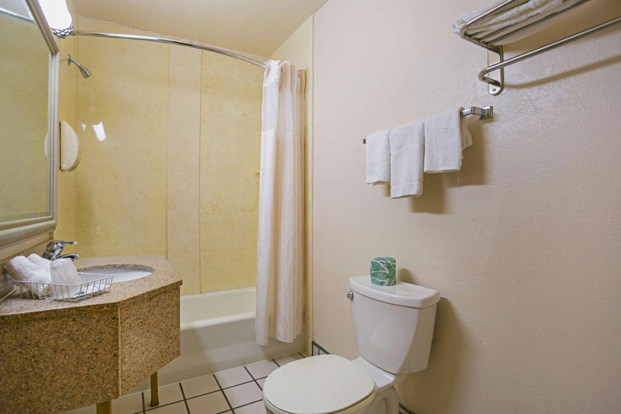 | Bay Side Inn & Suites