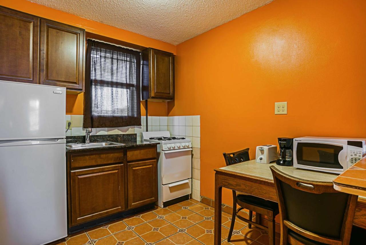 | Bay Side Inn & Suites