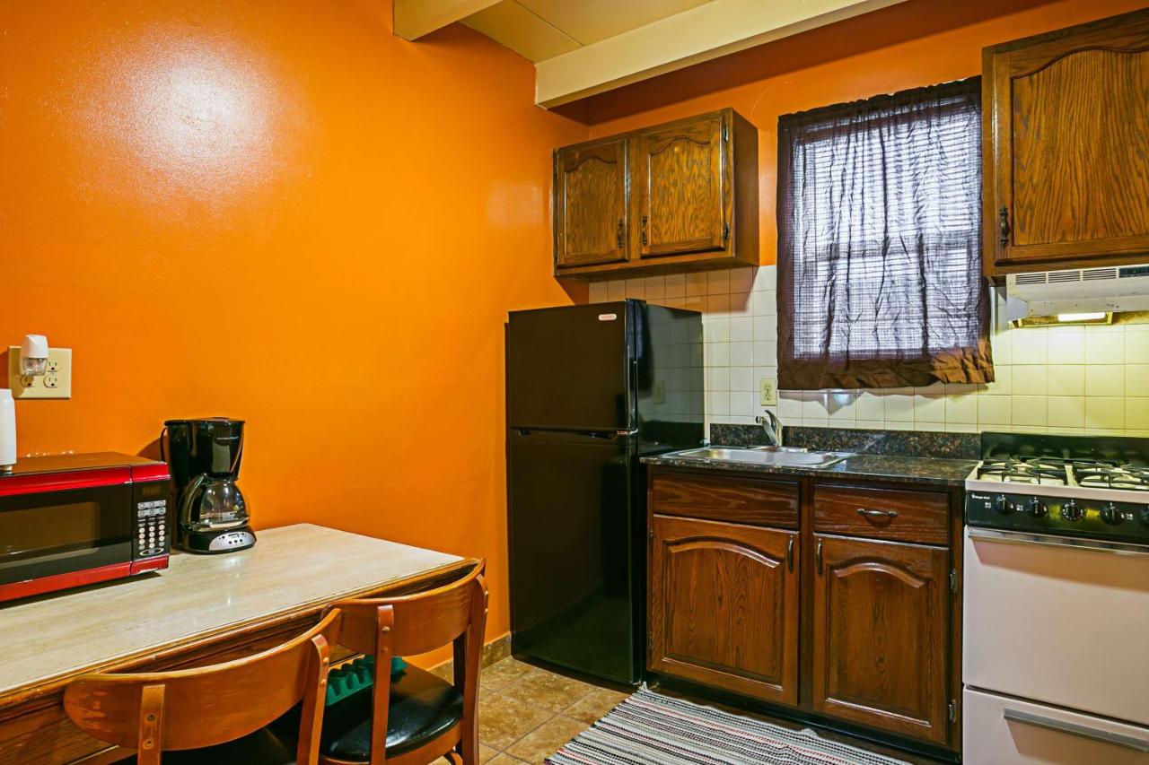 | Bay Side Inn & Suites