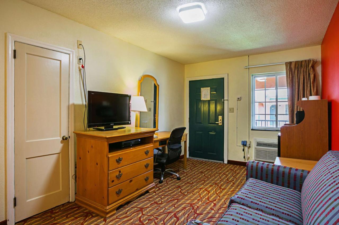 | Bay Side Inn & Suites