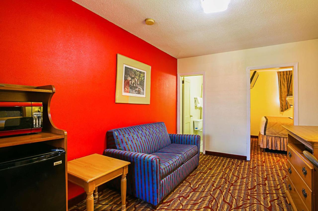 | Bay Side Inn & Suites
