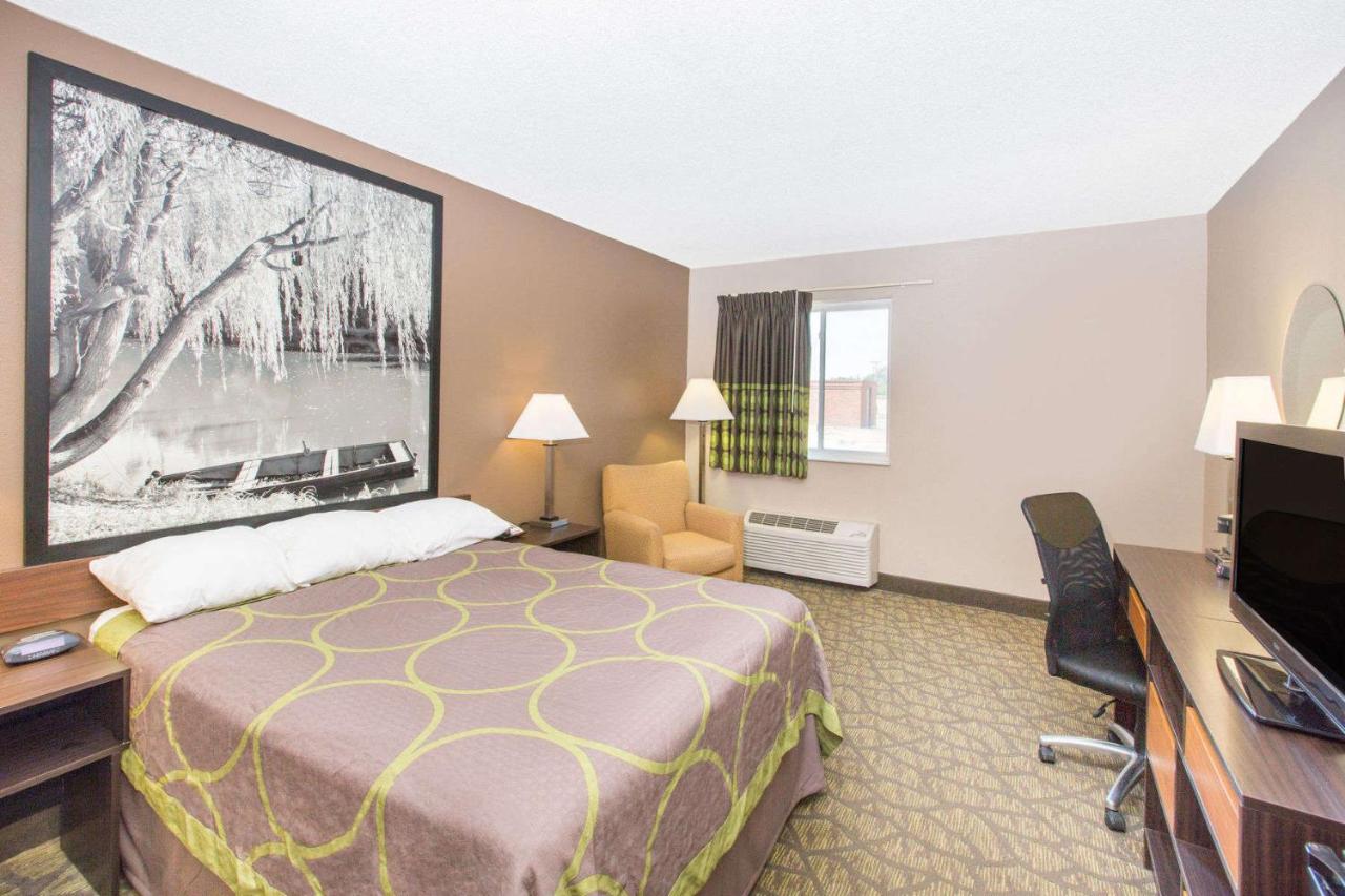 Queen Room - Mobility Access/Non-Smoking at Super 8 by Wyndham Belleville