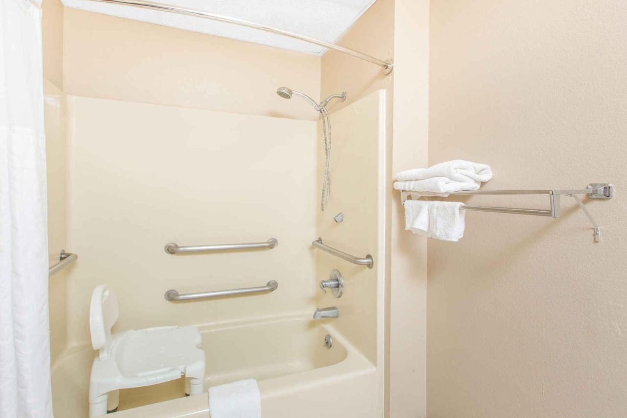 Queen Room - Mobility Access/Non-Smoking at Super 8 by Wyndham Belleville