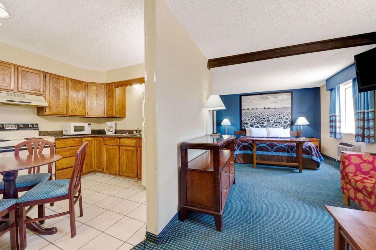King Studio Suite - Non-Smoking at Super 8 by Wyndham Hutchinson