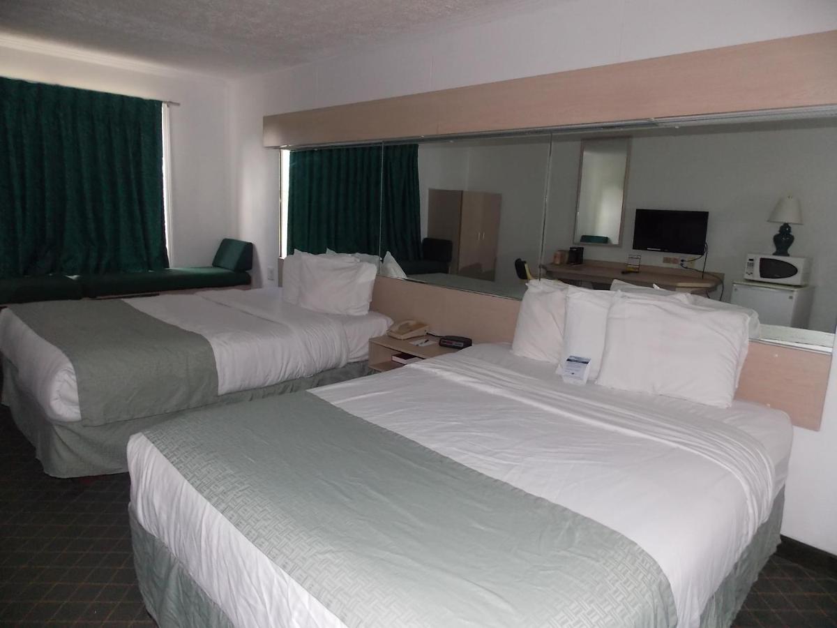 King Room- Non-Smoking at Microtel Inn by Wyndham Athens