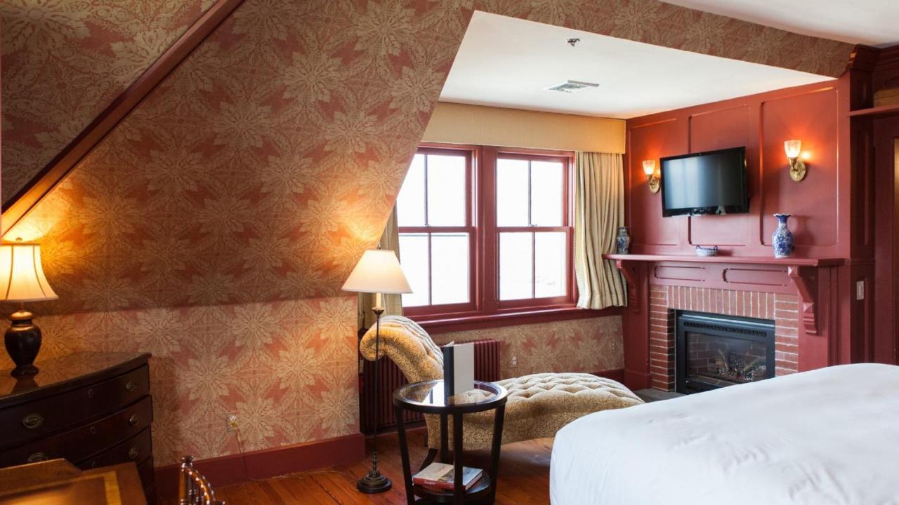 Deluxe King Room - Third Floor at Castle Hill Inn