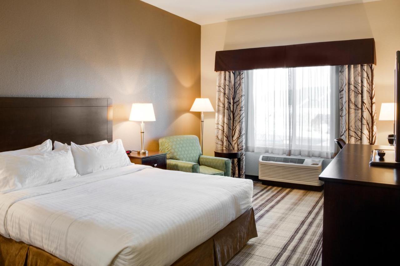 Suite - Hearing Accessible - Non-Smoking at Holiday Inn Express & Suites Nevada by IHG