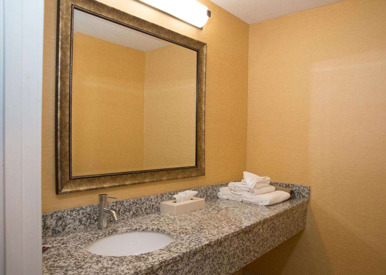 | Hampton Falls Inn