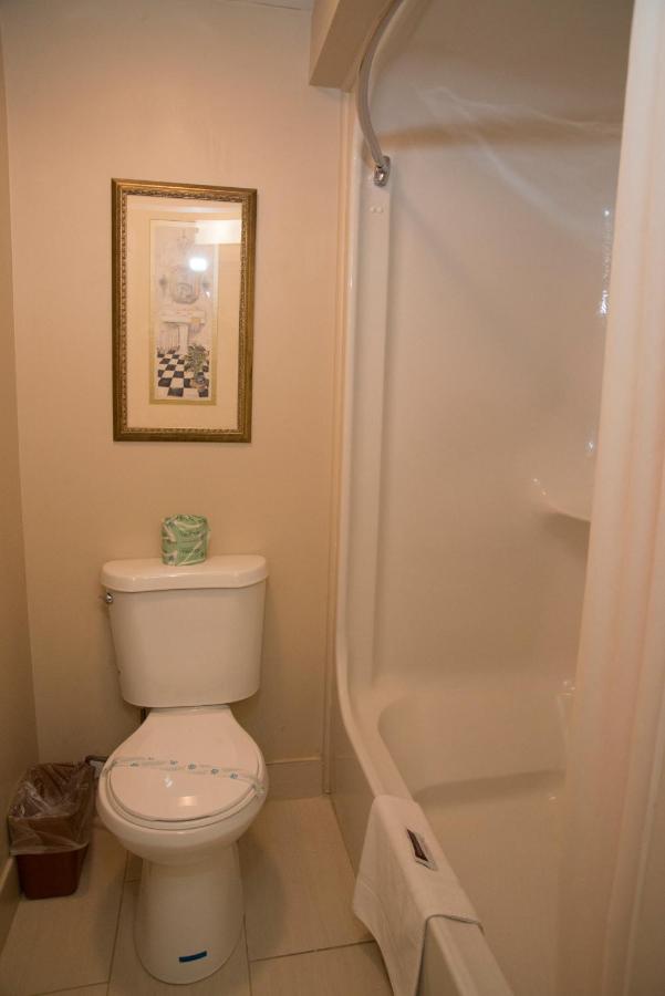 | Hampton Falls Inn