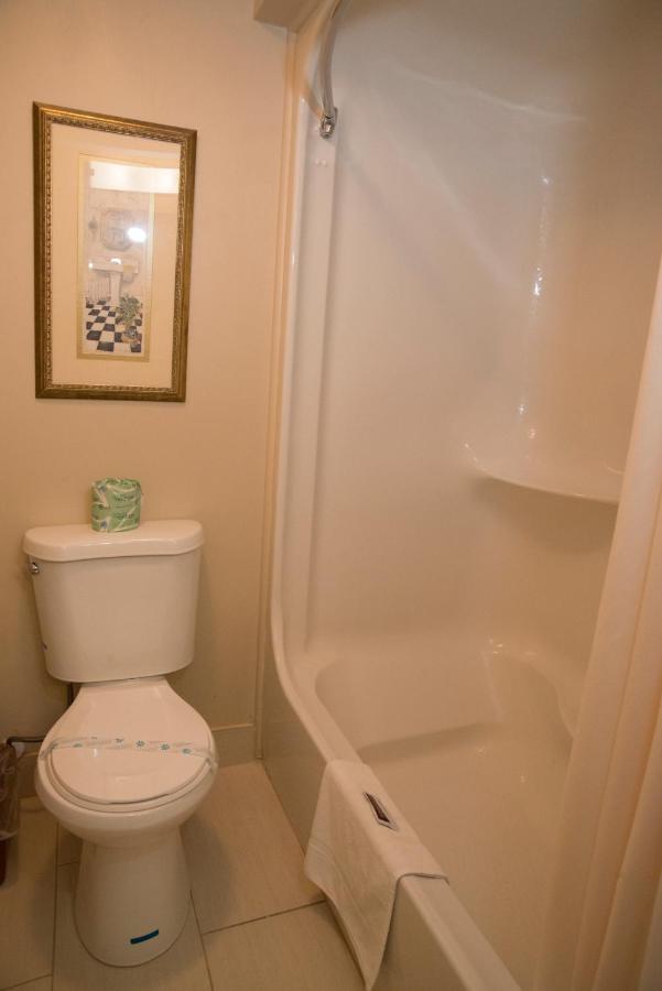 | Hampton Falls Inn