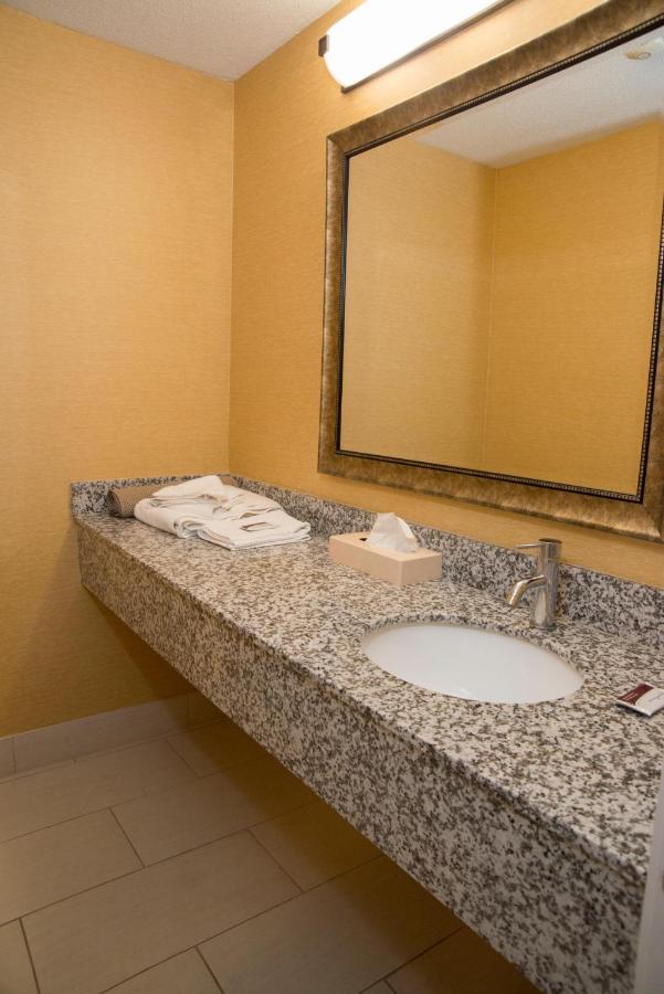 | Hampton Falls Inn