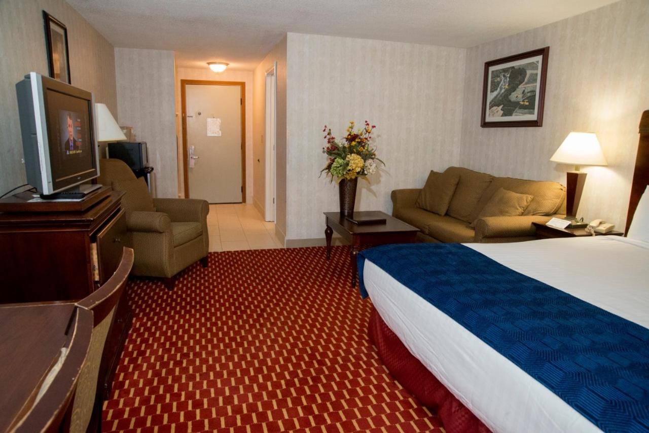 | Hampton Falls Inn