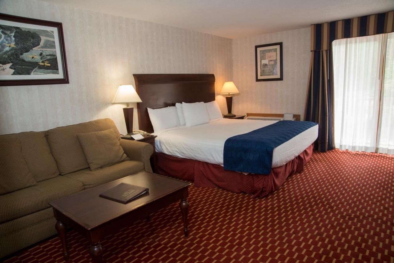 | Hampton Falls Inn