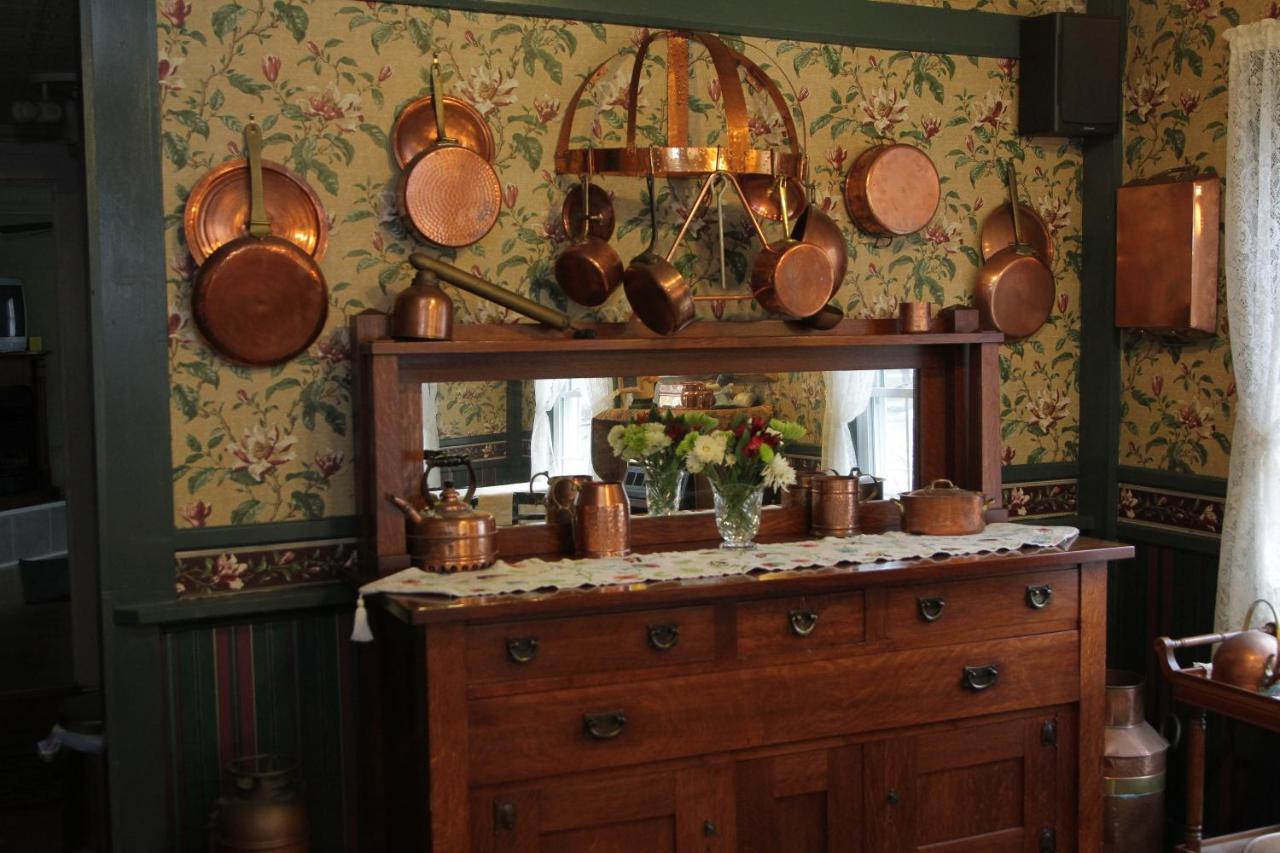 | Glass Magnolia Bed & Breakfast