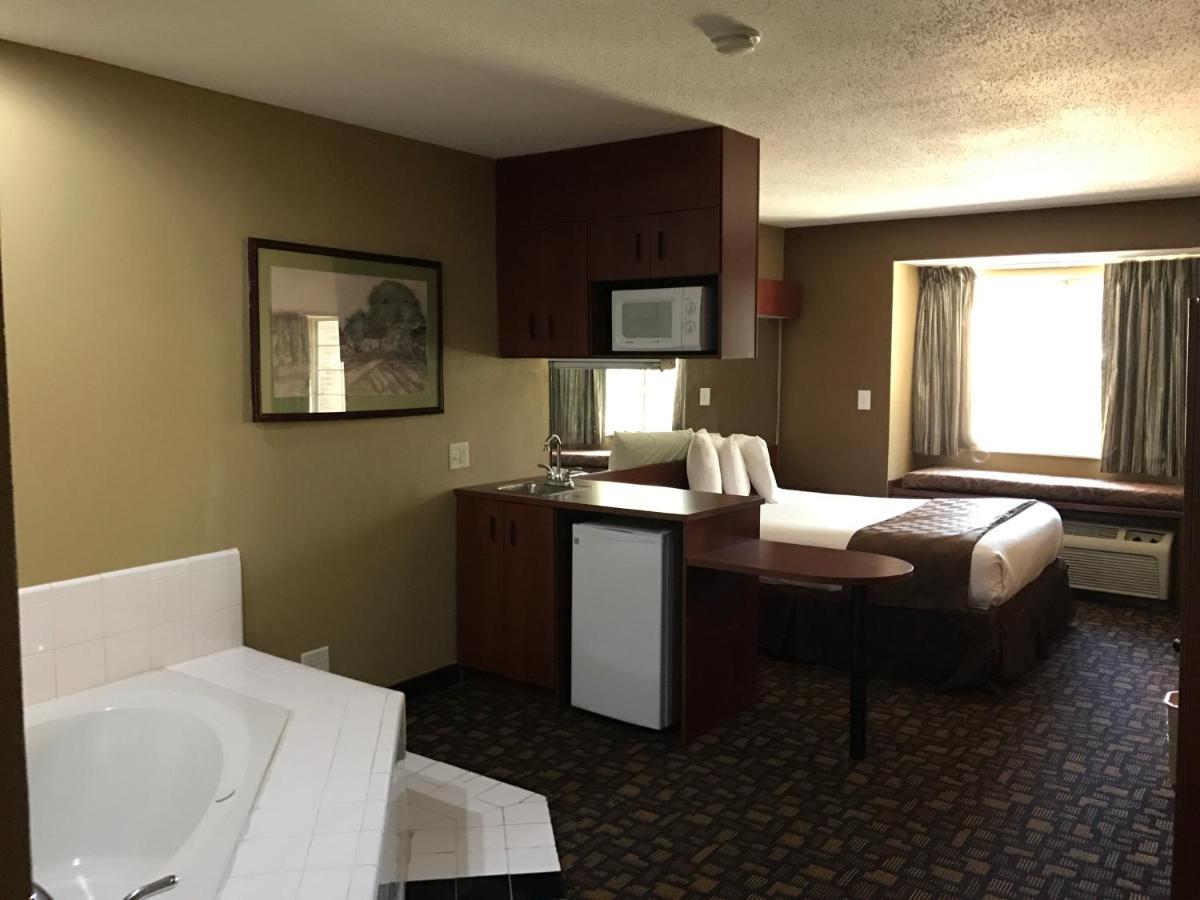 Deluxe Queen Studio Suite - Non-Smoking at Microtel Inn & Suites by Wyndham Lithonia/Stone Mountain
