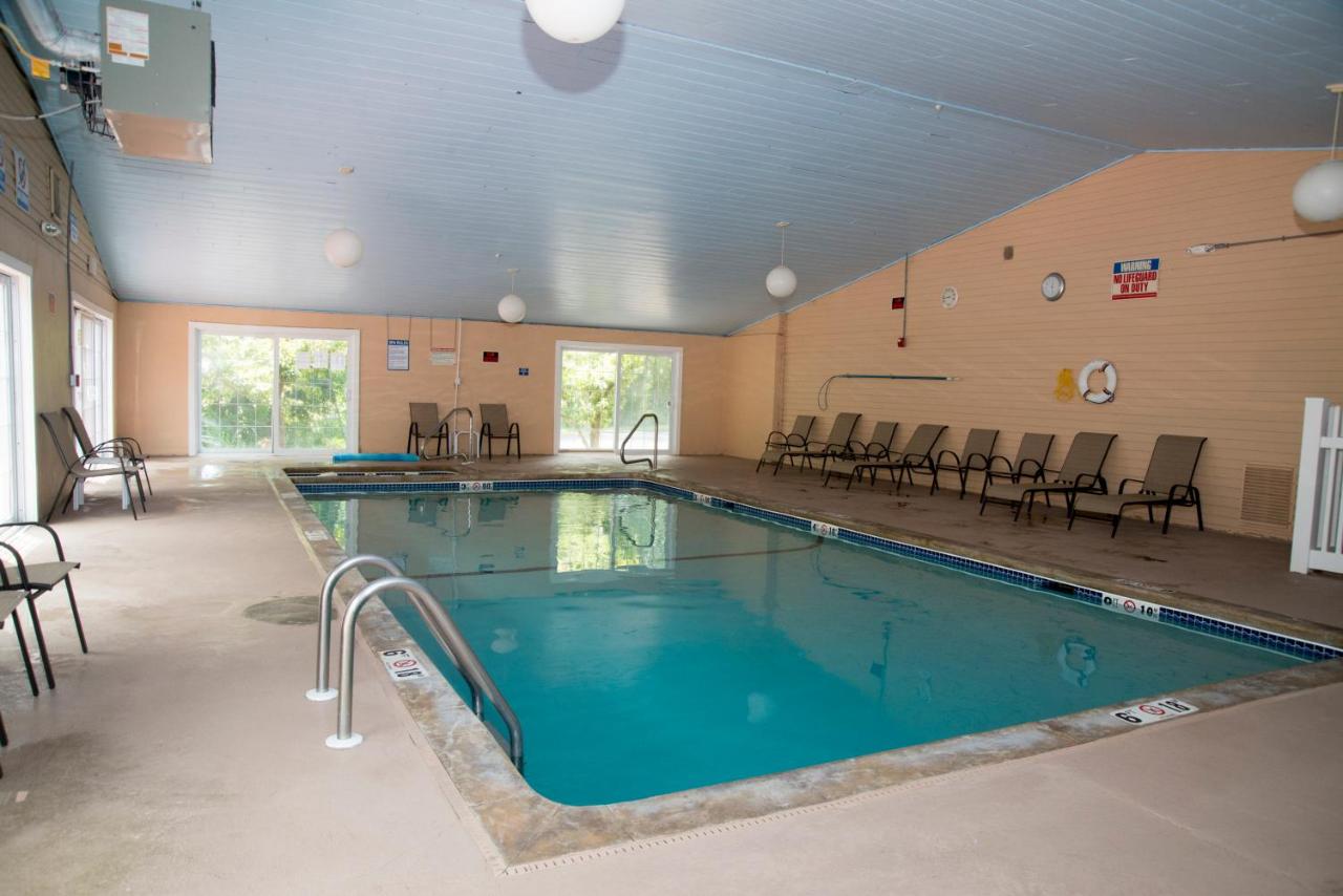 | Hampton Falls Inn