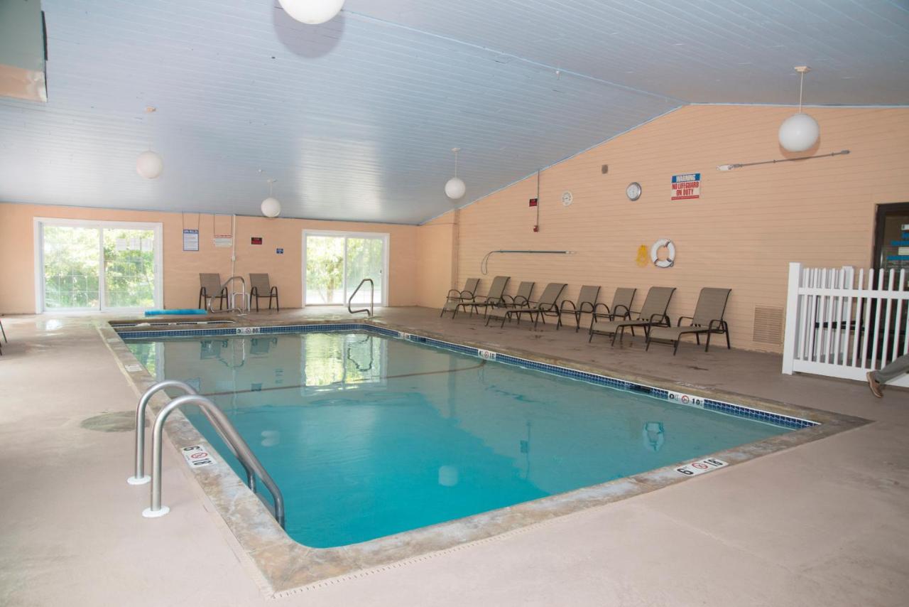 | Hampton Falls Inn