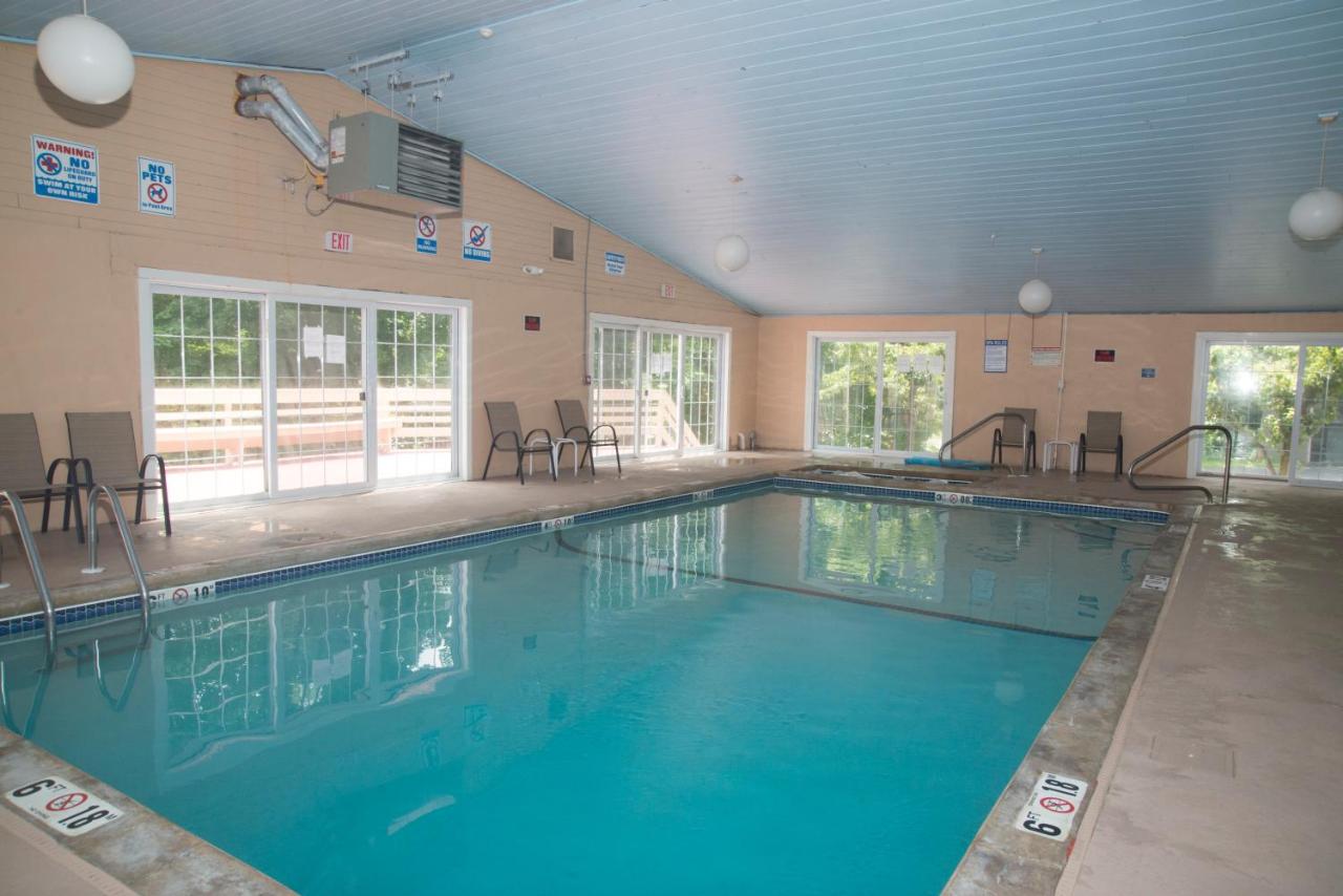 | Hampton Falls Inn