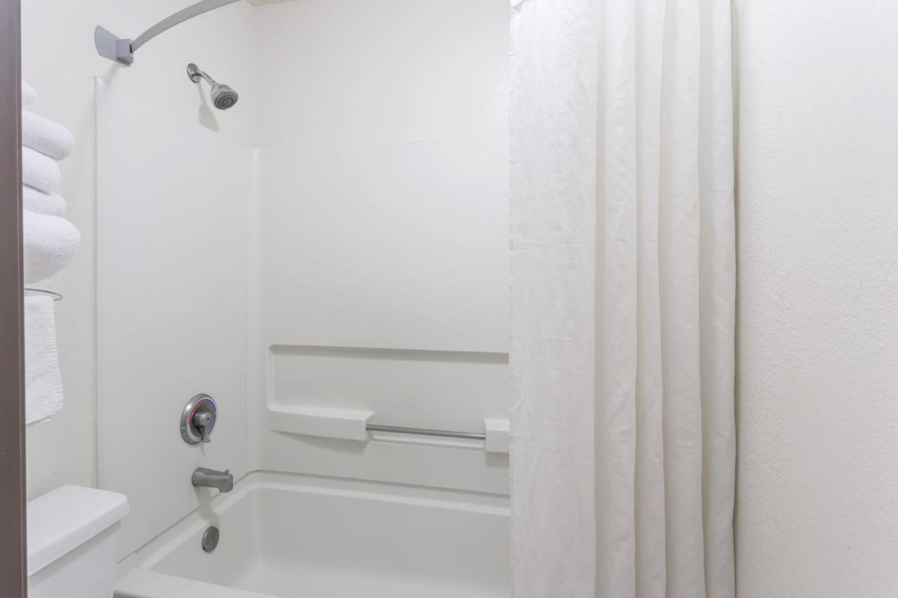 | Super 8 by Wyndham Woodstock
