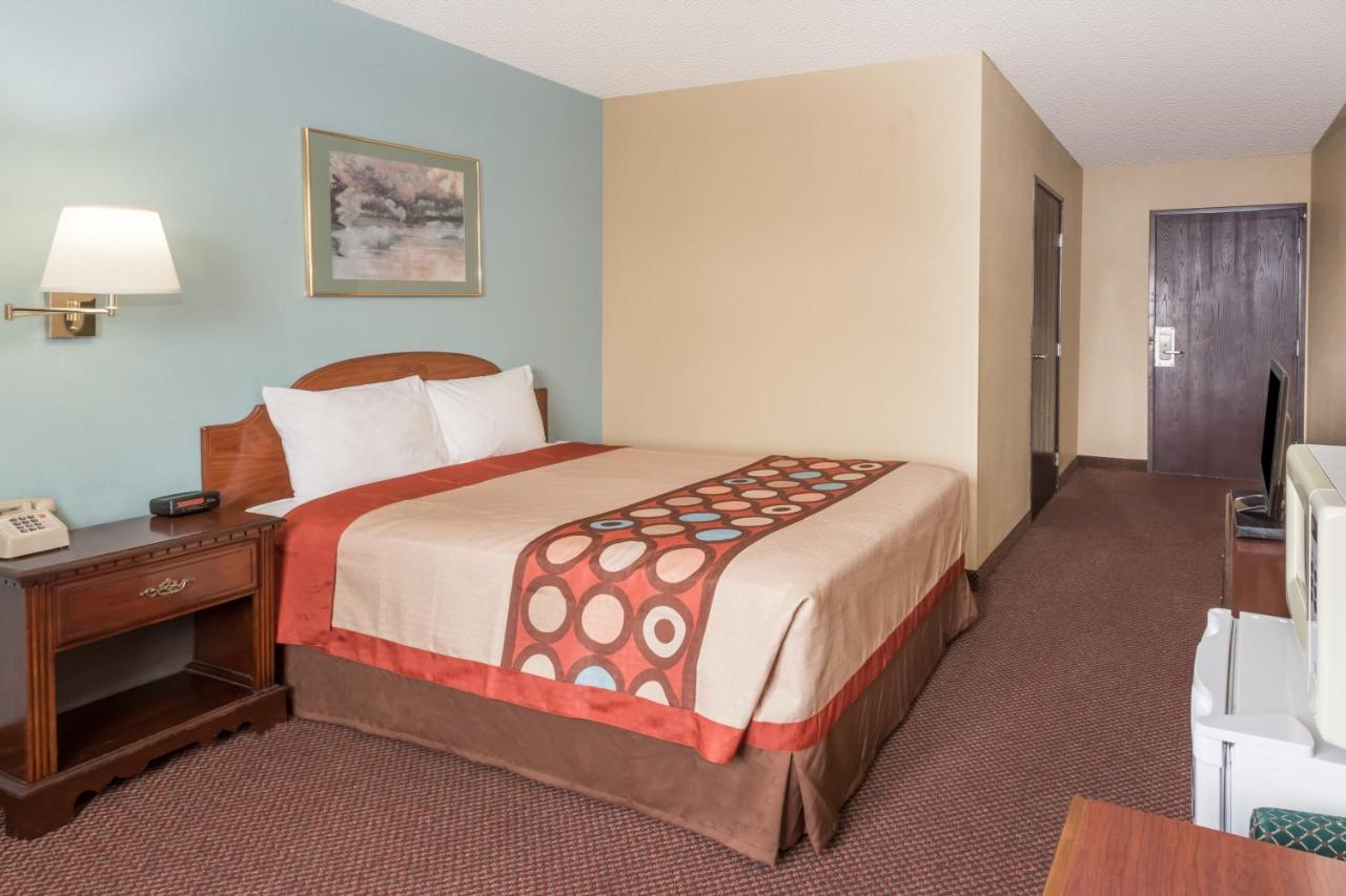 | Super 8 by Wyndham Woodstock