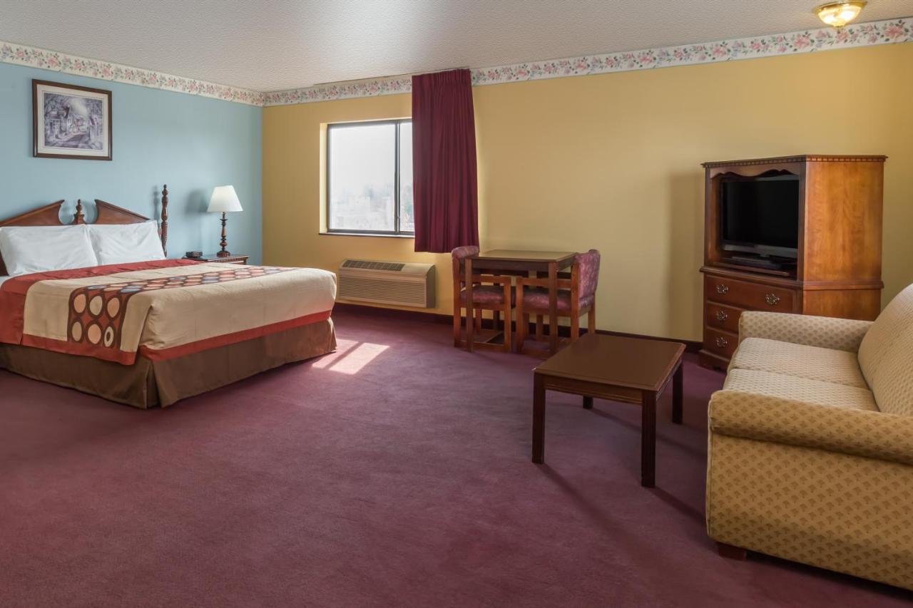 | Super 8 by Wyndham Woodstock