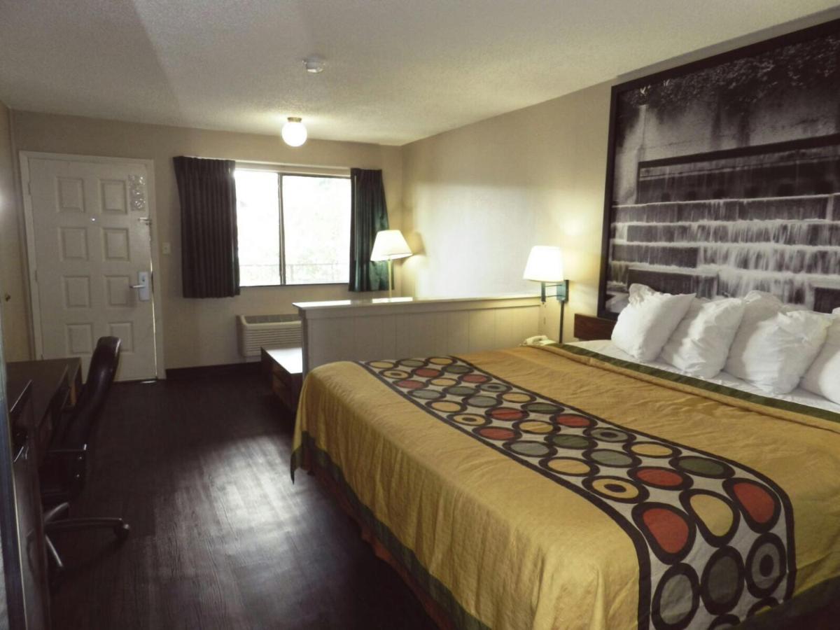 | Super 8 by Wyndham Universal City