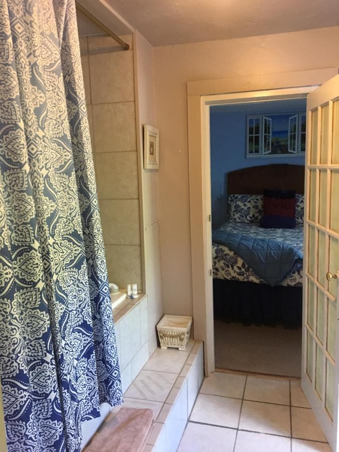 | Glass Magnolia Bed & Breakfast