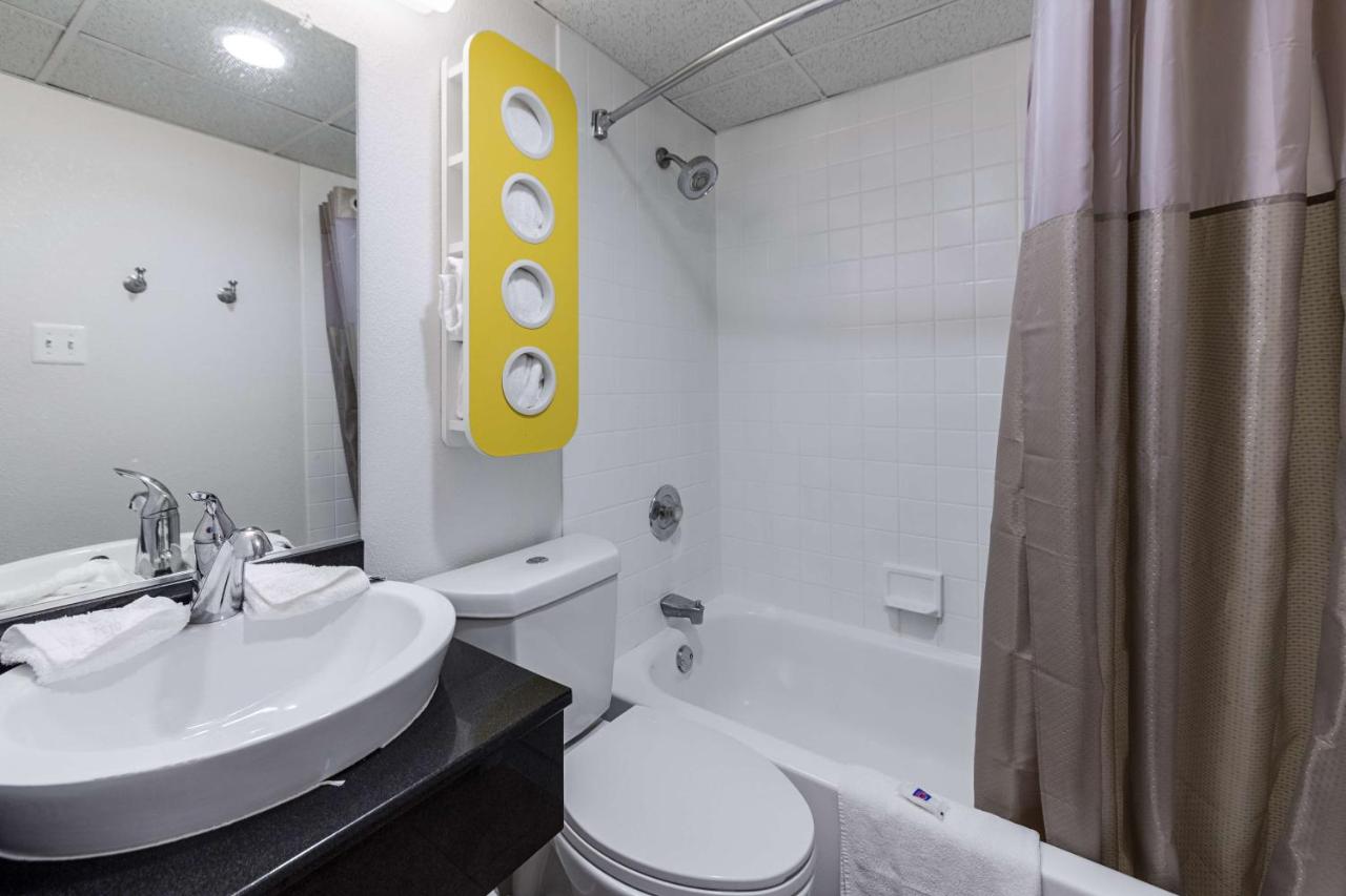 | Motel 6-Warminster, PA