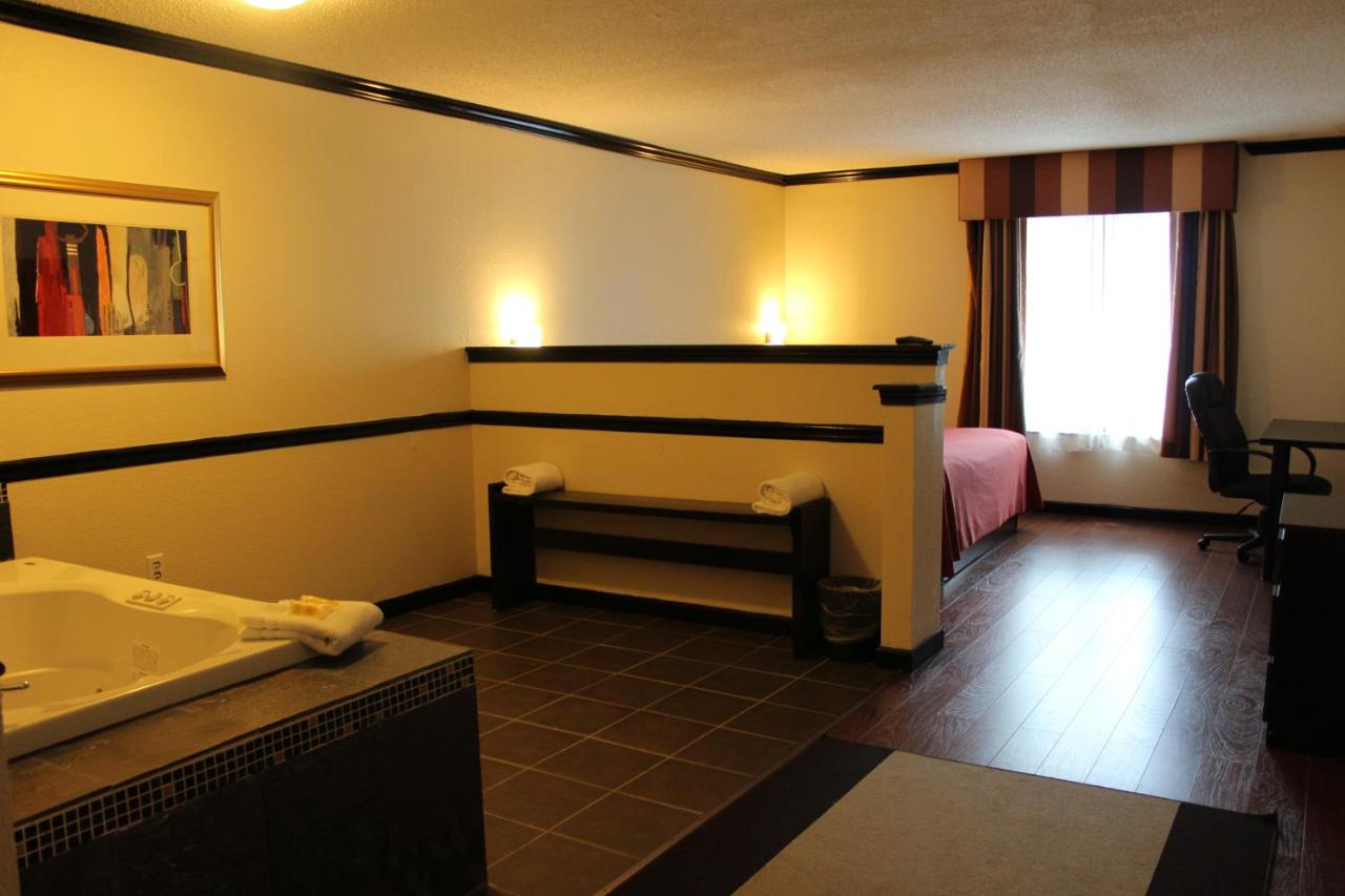 King Room with Spa Bath at Noble Suites