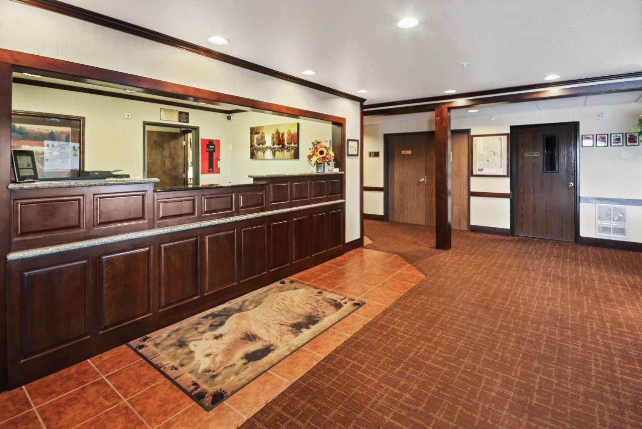 | Yellowstone West Gate Hotel