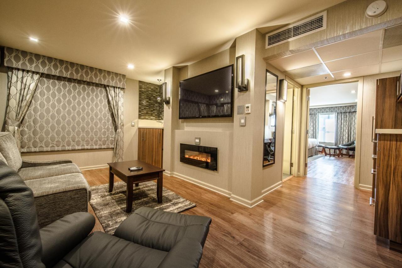 Deluxe Two-Bedroom Suite at Hotel Strata