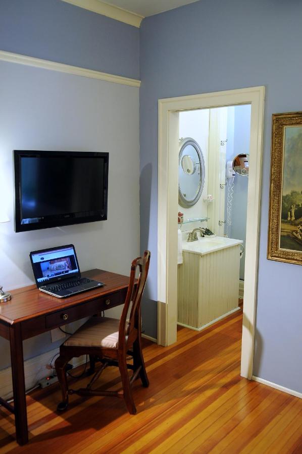 | The Oliver Inn