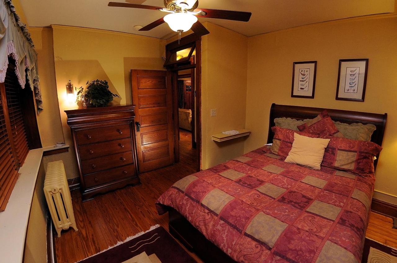 | The Oliver Inn