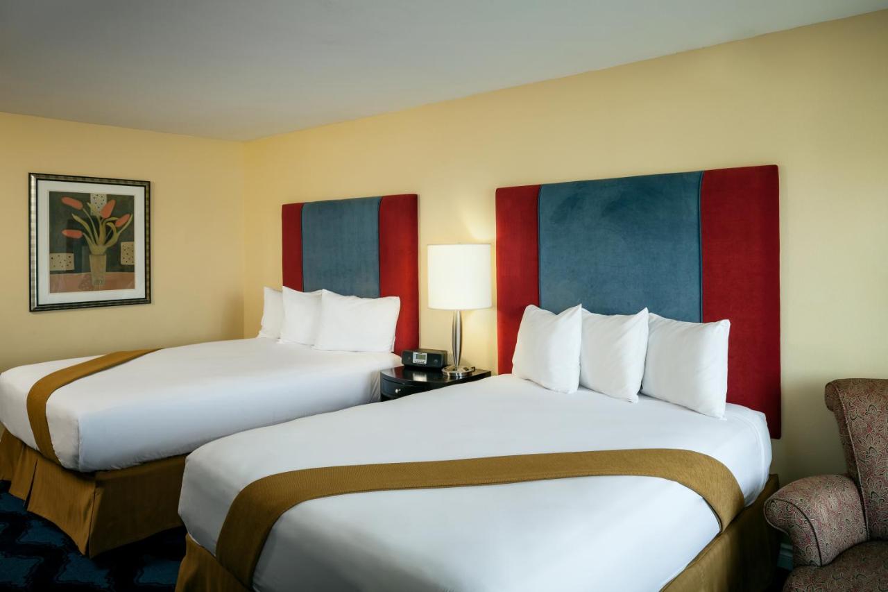Deluxe Queen Room with Two Queen Beds at Plaza Inn & Suites at Ashland Creek