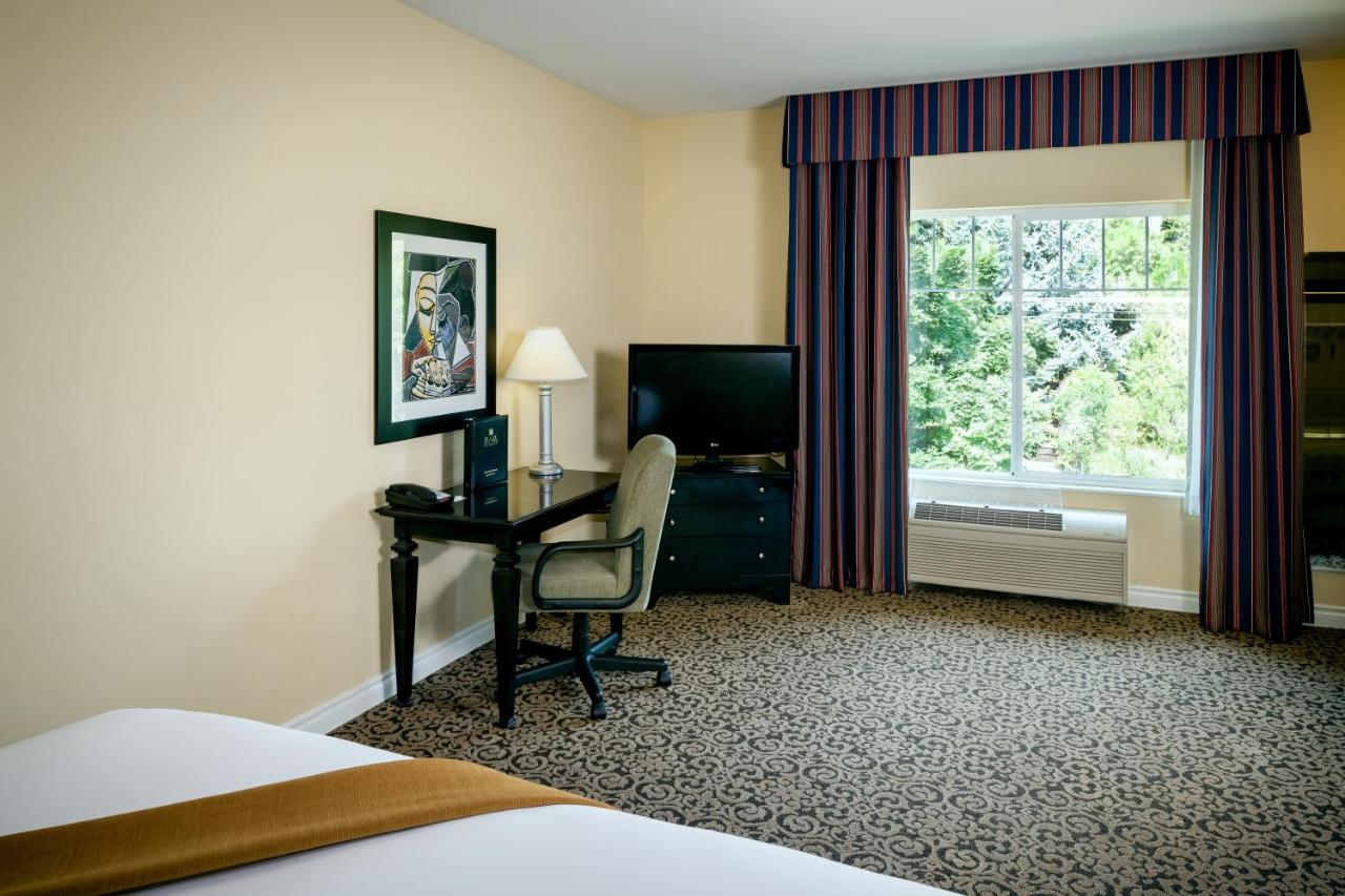 Deluxe King Room at Plaza Inn & Suites at Ashland Creek