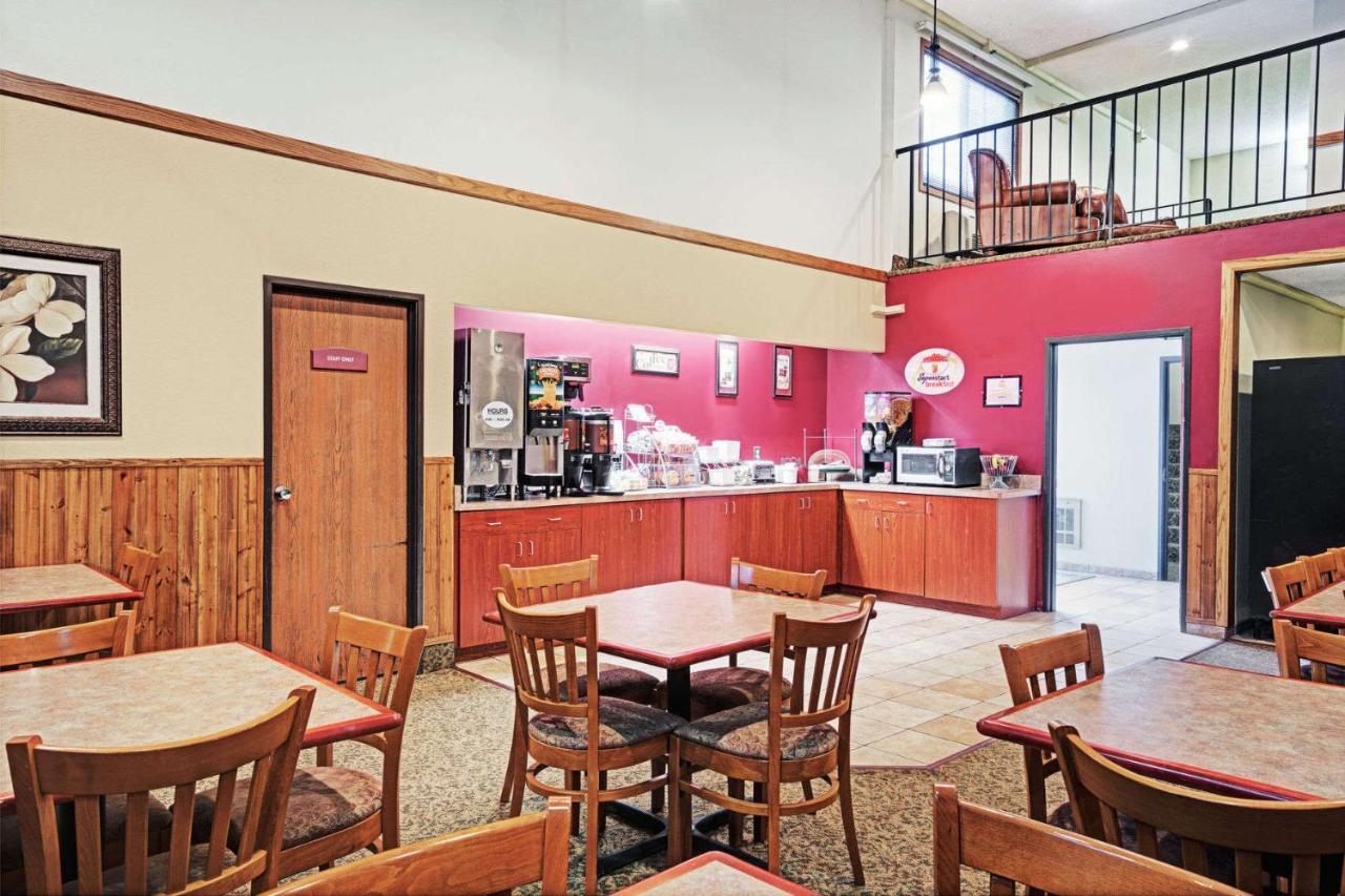 | Super 8 by Wyndham Rogers Minnesota