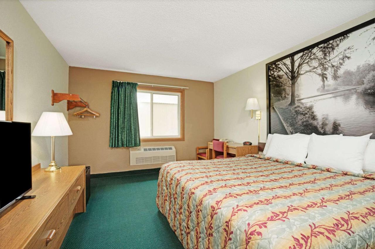 | Super 8 by Wyndham Rogers Minnesota