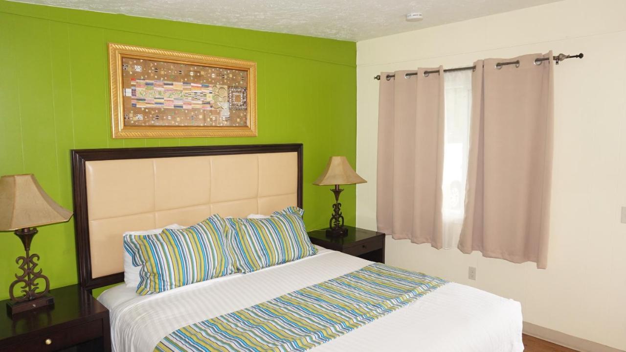 | Eagle Crater Lake Inn