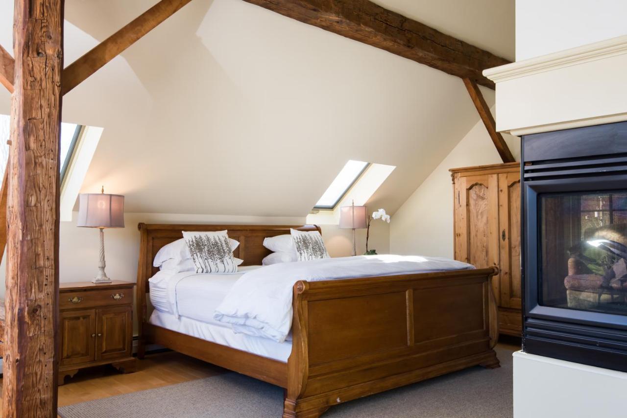 | Four Columns Inn