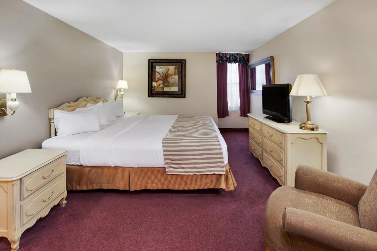 Deluxe King Room - Non-Smoking at The Hotel Ojibway, Trademark Collection by Wyndham