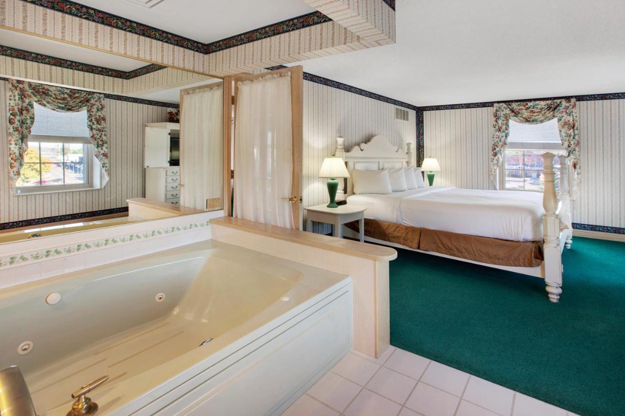 One-Bedroom King Suite - Non-Smoking at The Hotel Ojibway, Trademark Collection by Wyndham