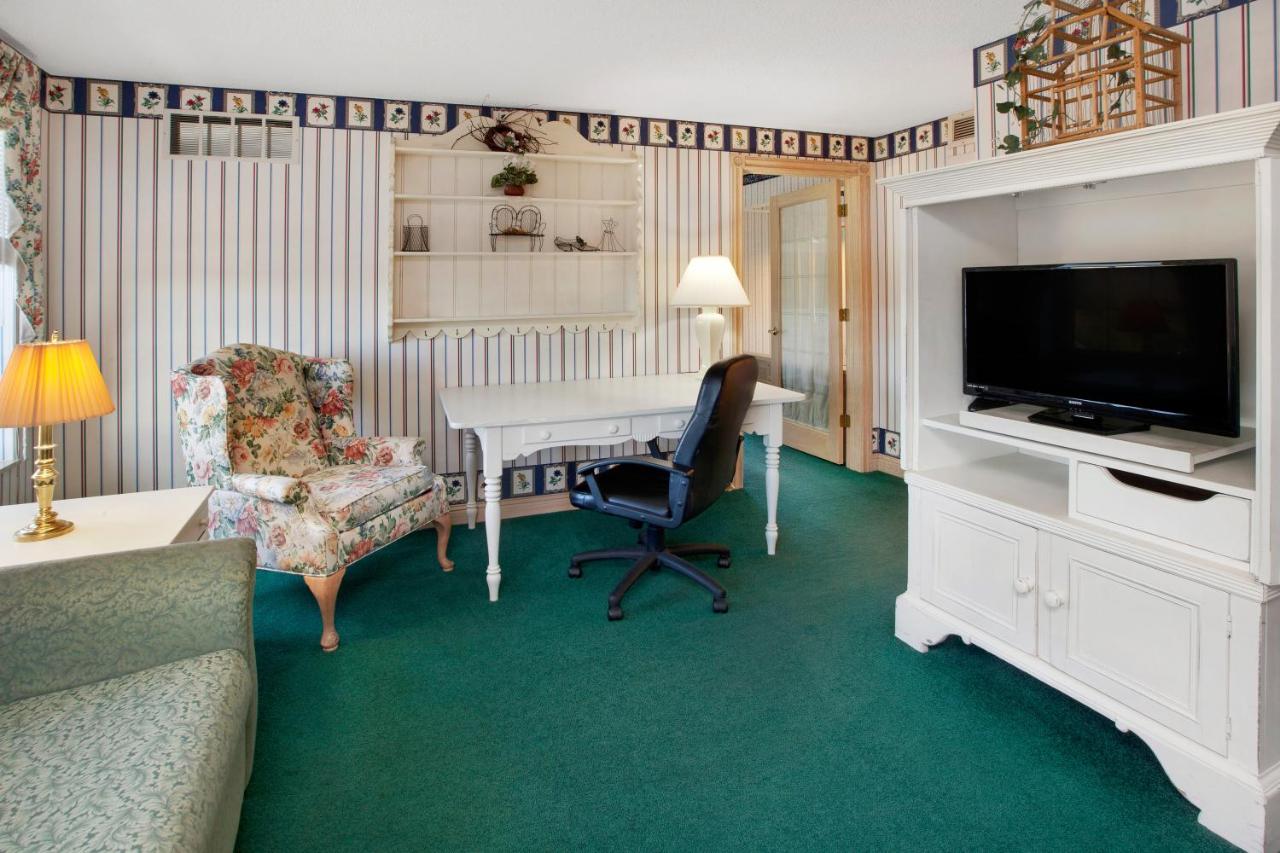 One-Bedroom King Suite - Non-Smoking at The Hotel Ojibway, Trademark Collection by Wyndham