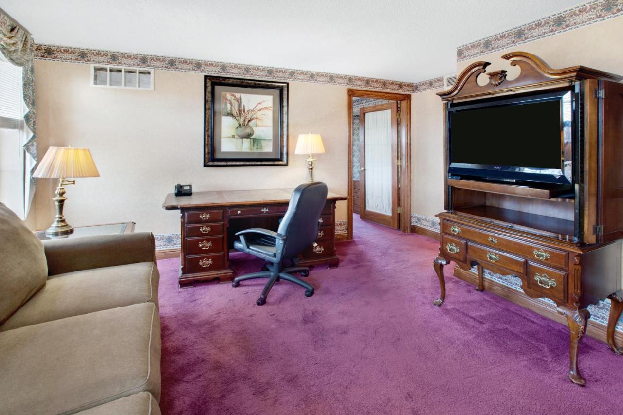 One-Bedroom King Suite - Non-Smoking at The Hotel Ojibway, Trademark Collection by Wyndham