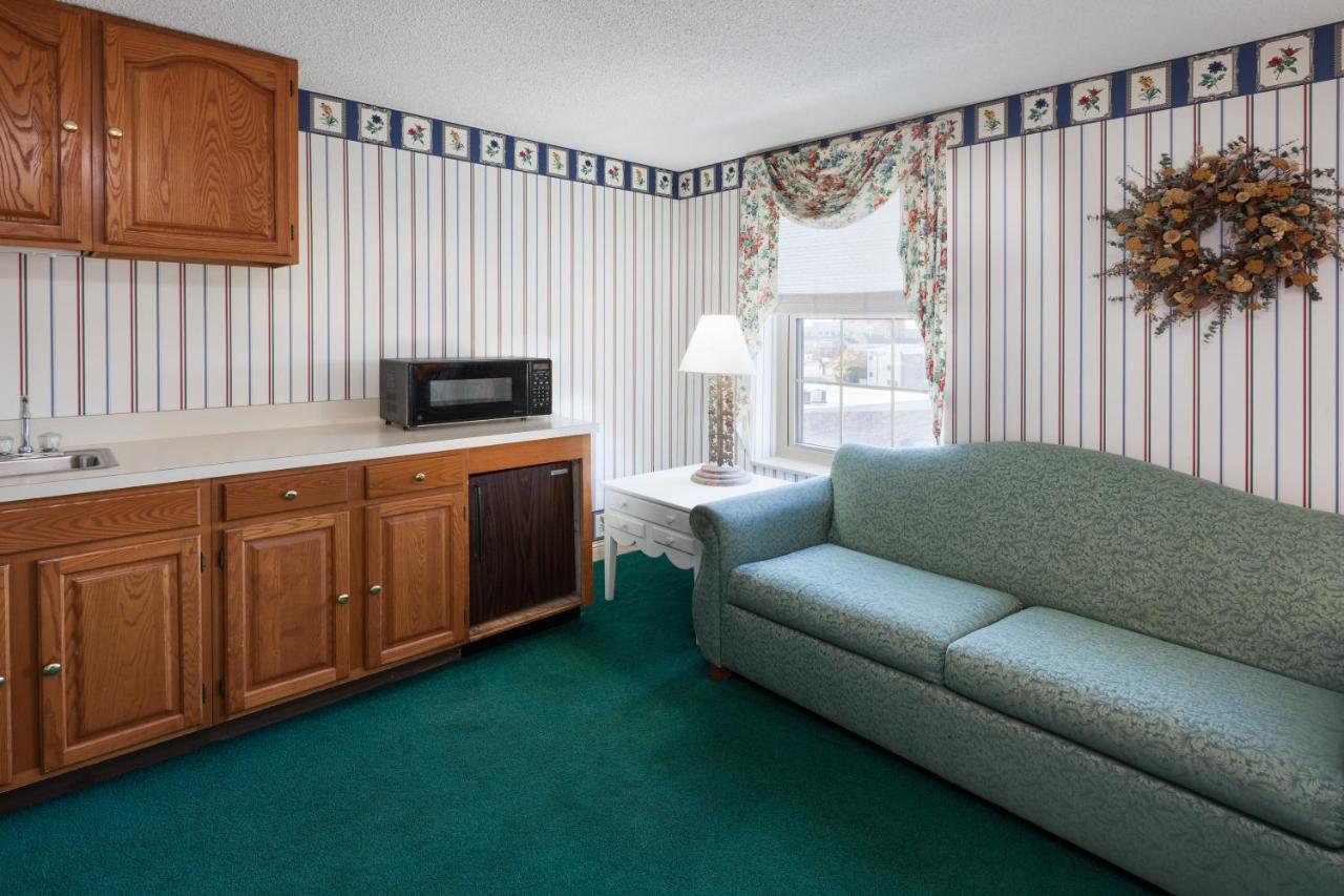 One-Bedroom King Suite - Non-Smoking at The Hotel Ojibway, Trademark Collection by Wyndham