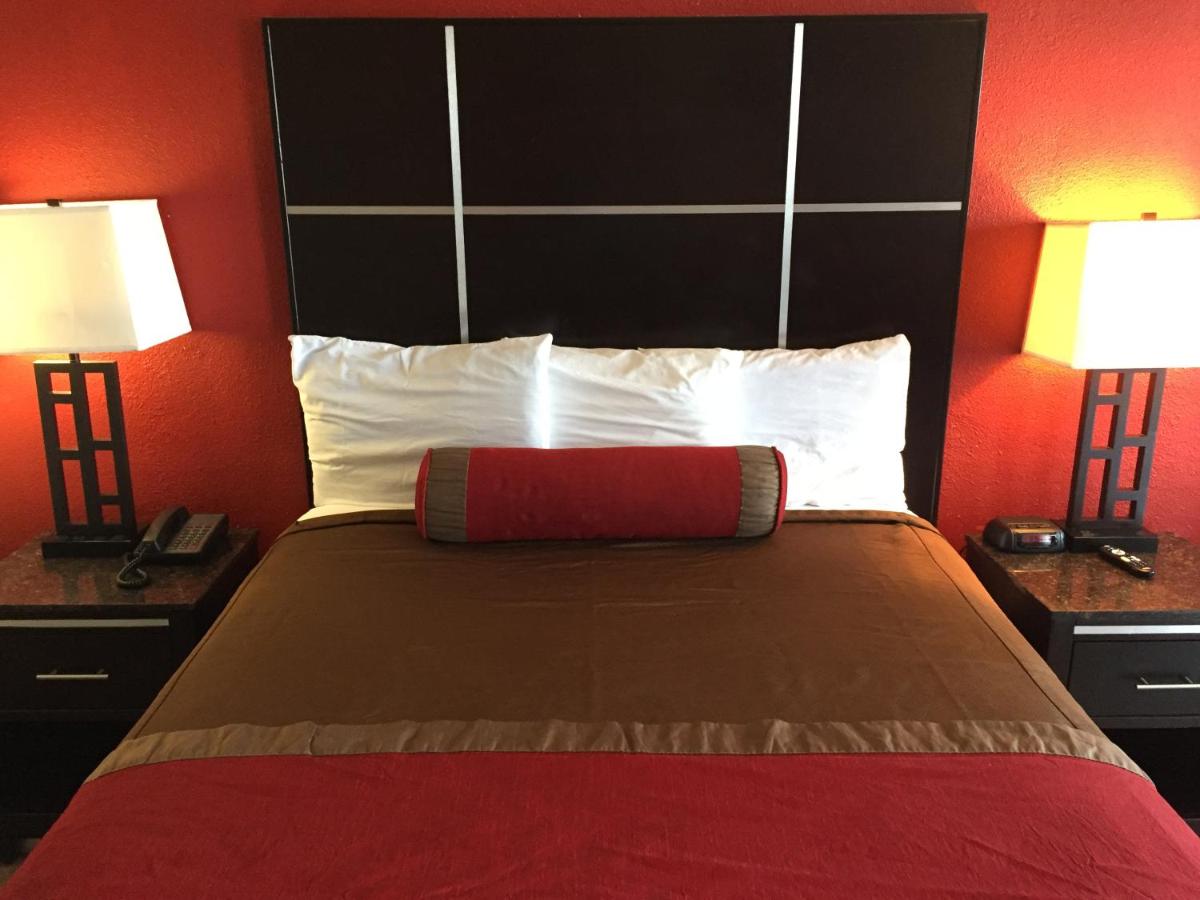 Queen Room at Harbor Inn & Suites