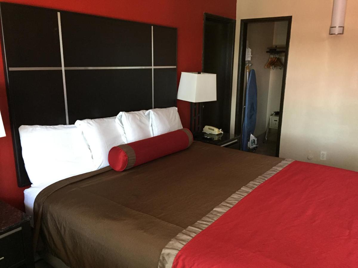 King Room at Harbor Inn & Suites